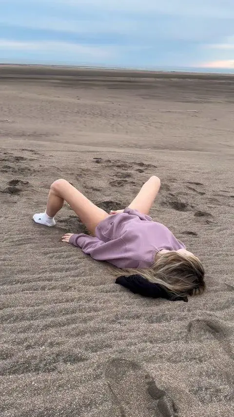 Preview image from Fingering Position Slideshows slideshow: Fingering my pussy on a public beach